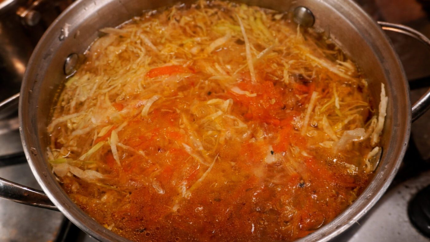 Рецепт насиченого борщу на грибному бульйоні з буряковим квасом