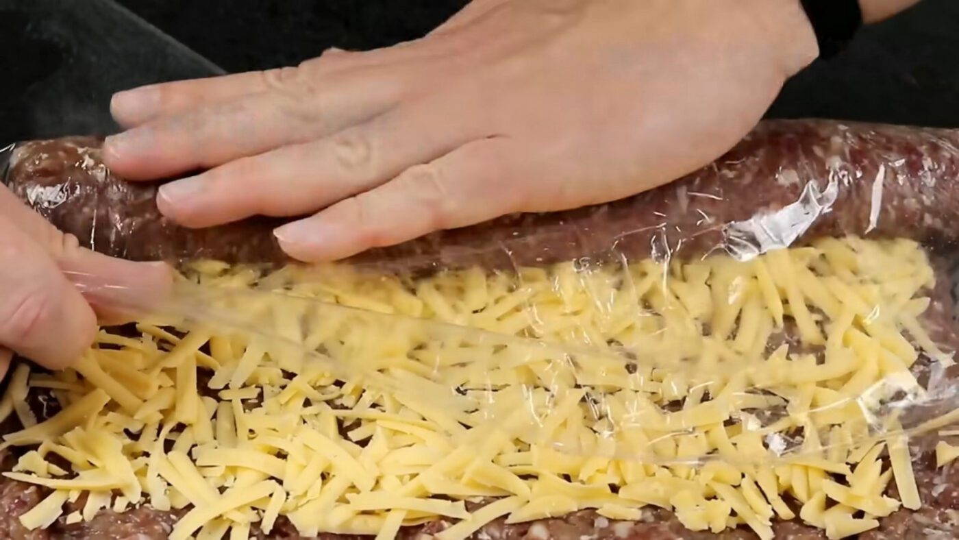 М'ясний рулет із фаршу з сирною начинкою у клярі