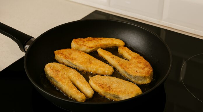 Насипаю в тарілку 2 ложки та панірую шматочки риби: смажу без запаху, диму та гарі Як посмажити рибу у кукурудзяному борошні