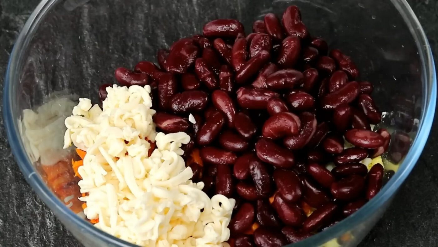 Швидкий салат з відвареною морквою та консервованою квасолею