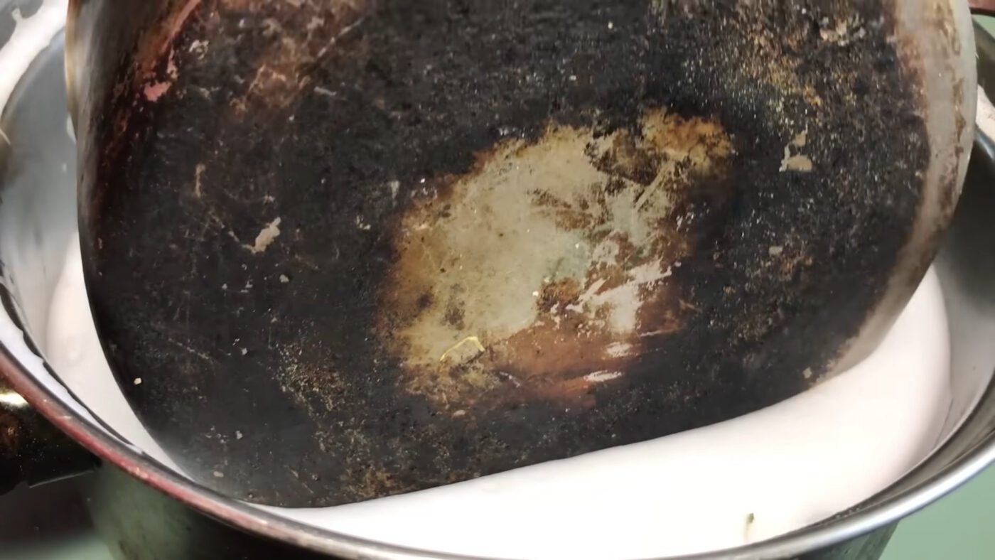 Господині показали, як відчистити металевий посуд господарським милом