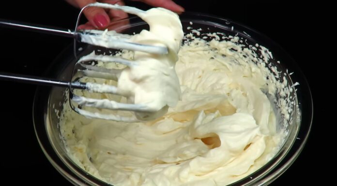 Коржі просочуються ідеально, а смак виходить кращим, ніж у кондитерський: сметанний крем за 15 хвилин Кондитери порадили сметанний крем за 15 хвилин для домашніх тортів