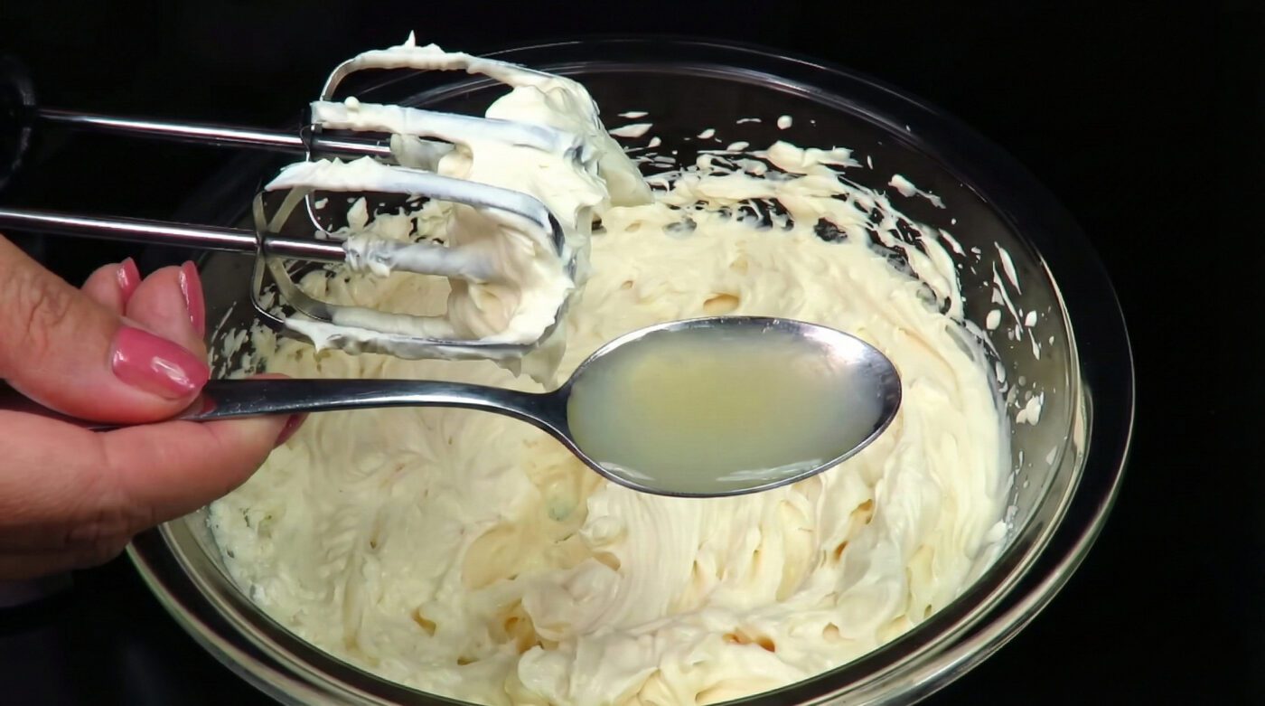Кондитери порадили сметанний крем за 15 хвилин для домашніх тортів