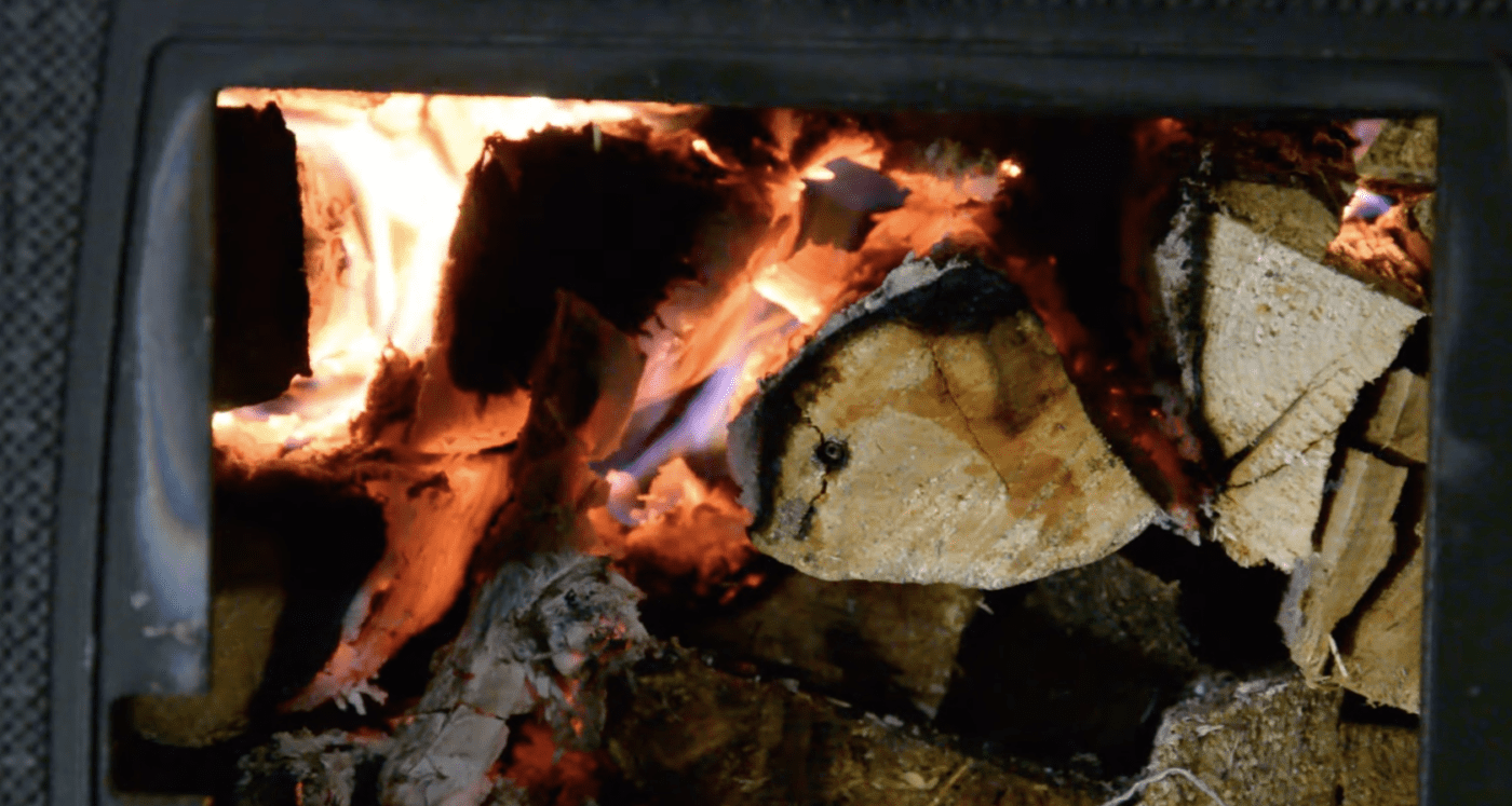 Як швидко розпалити сирі дрова