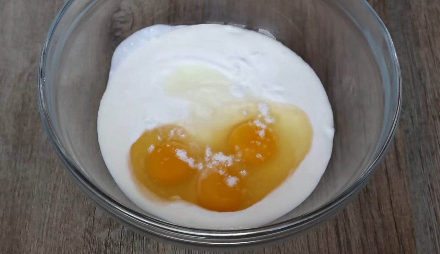 Сметанне тісто для заливних пирогів із солоною та солодкою начинкою