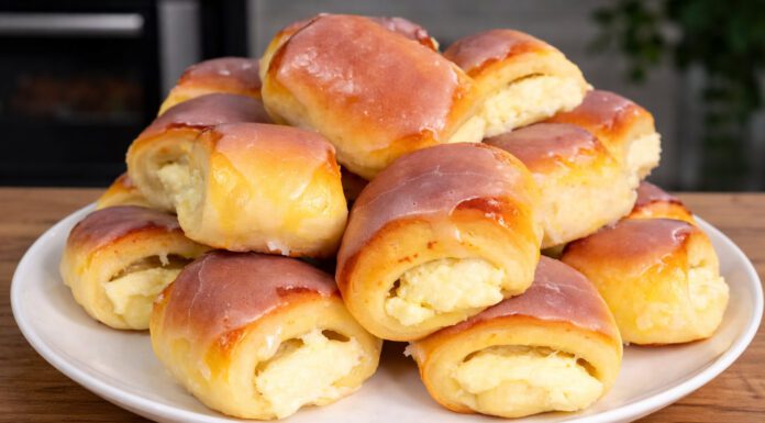 Пухкі мінібулочки з сирною начинкою та турецькому тісті