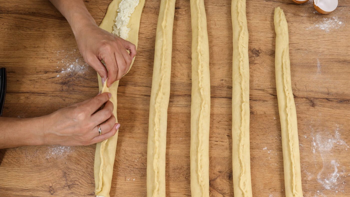 Пухкі мінібулочки з сирною начинкою та турецькому тісті