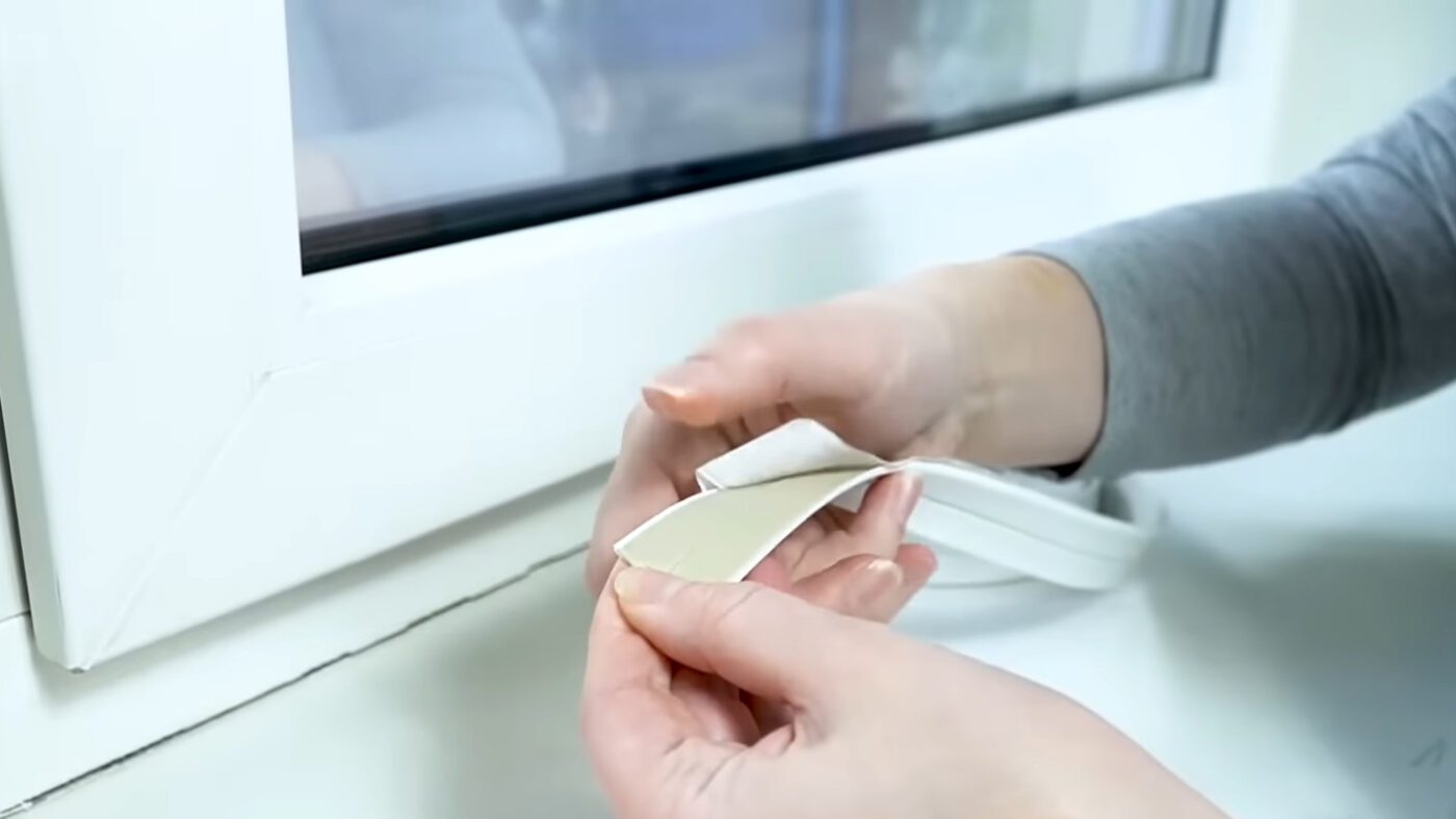 Якщо вікно погано закривається чи навколо нього щілини, то треба спершу виправити це