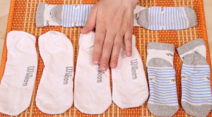 Господині показали прийом для швидкого відбілювання шкарпеток