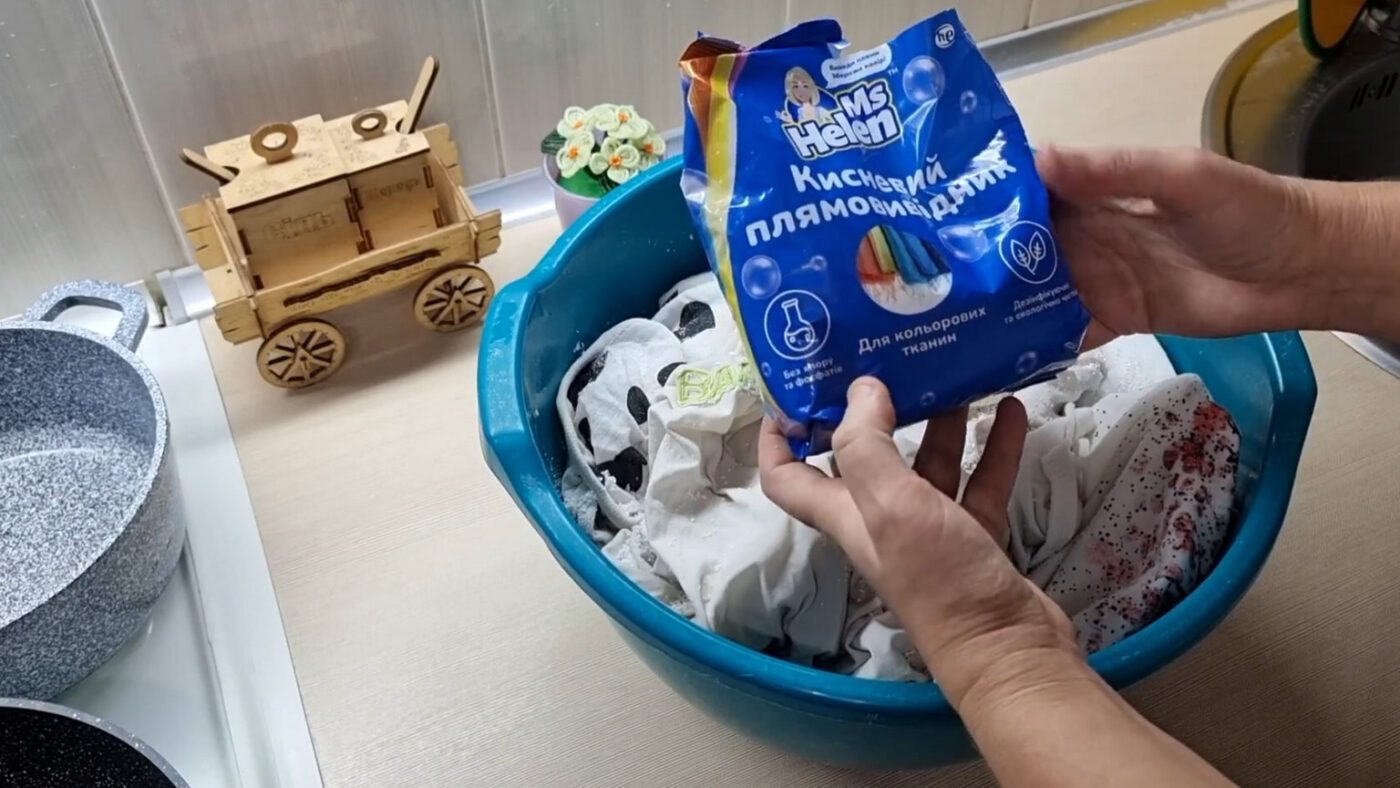 Господині показали прийом для швидкого відбілювання шкарпеток