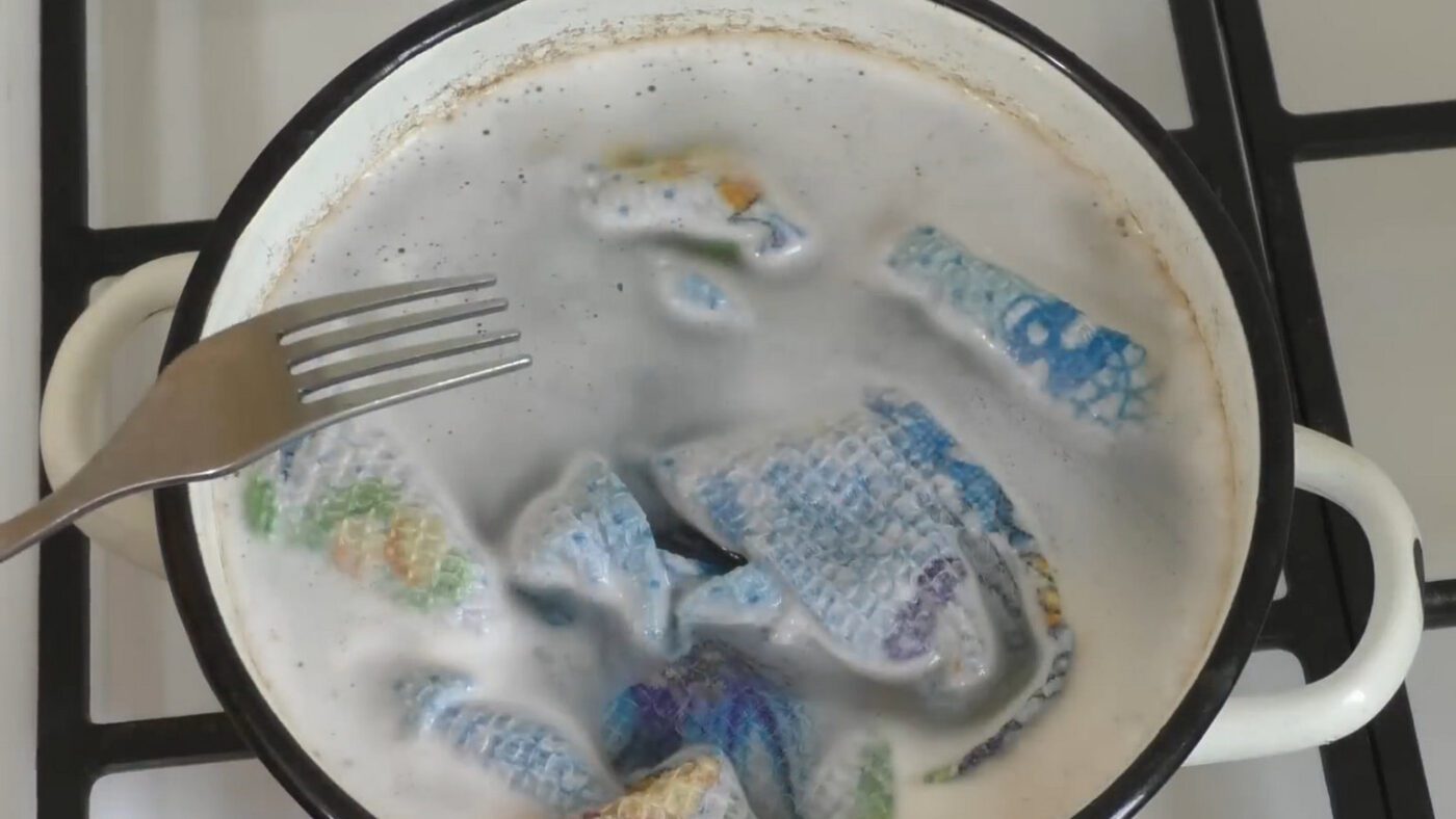 Як відбілити будь-яку емальовану каструлю без тертя губками та шкребками