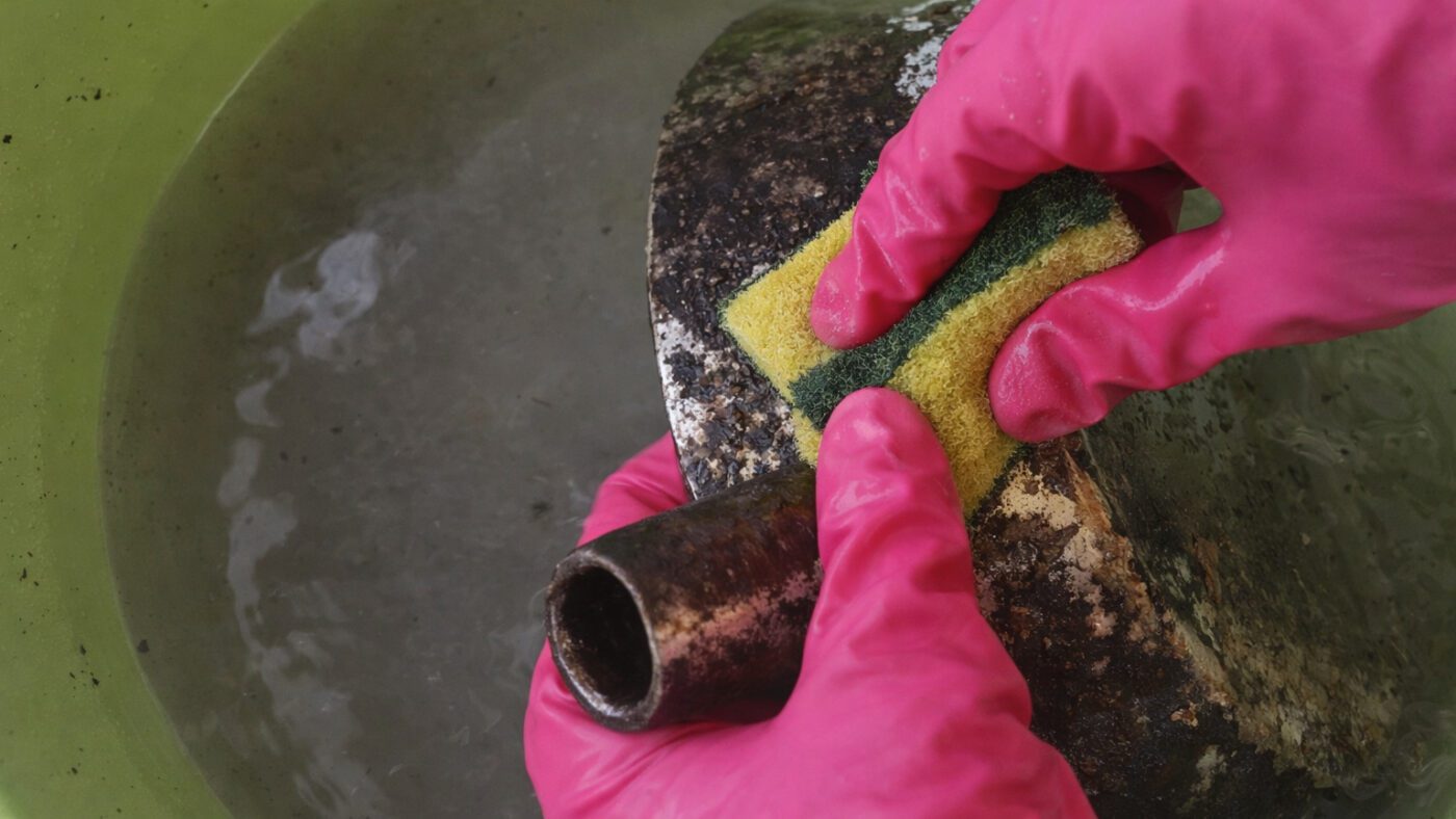 Як прибрати нагар з пательні без довгого тертя губкою