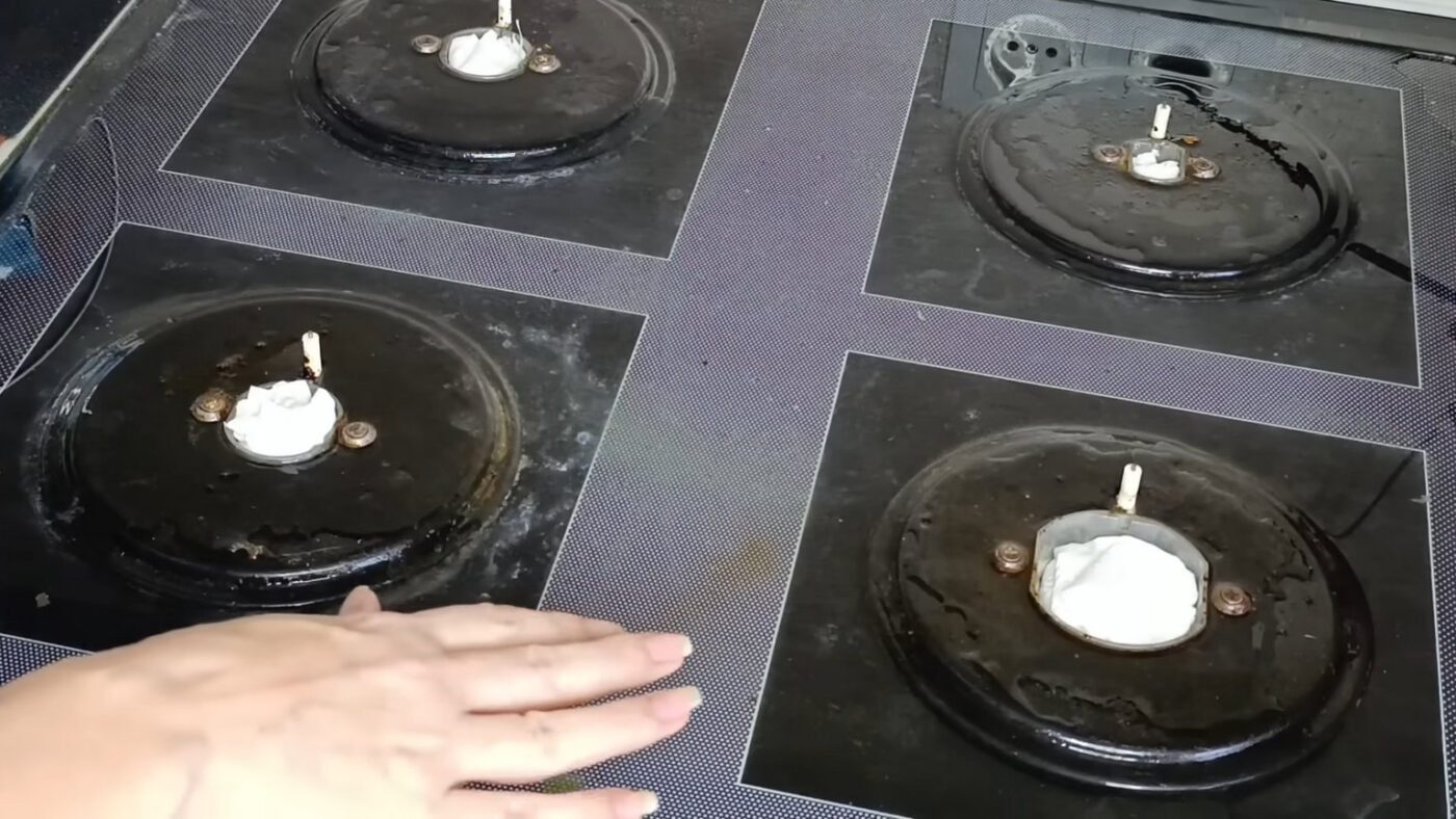 Швидке чищення плити содою, оцтом та господарським милом