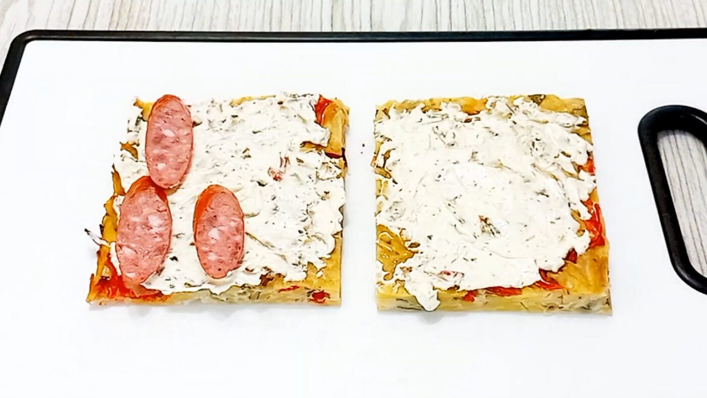 Картопляні сендвічі з ковбасою, сиром і майонезним соусом