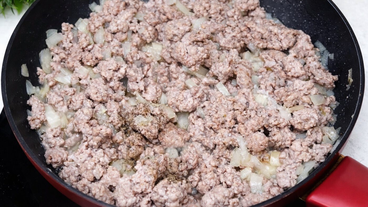 Рецепт пирога з фаршем та цибулею на сметанній заливці