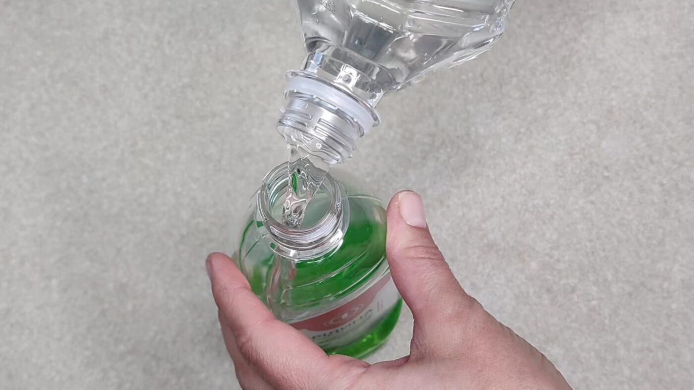 Суміш для прибирання ванної кімнати та кухні з оцтом і засобом для посуду