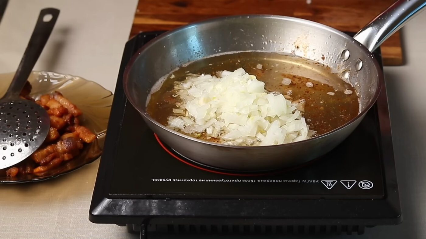 Класичний рецепт засипаної капусти зі шкварками