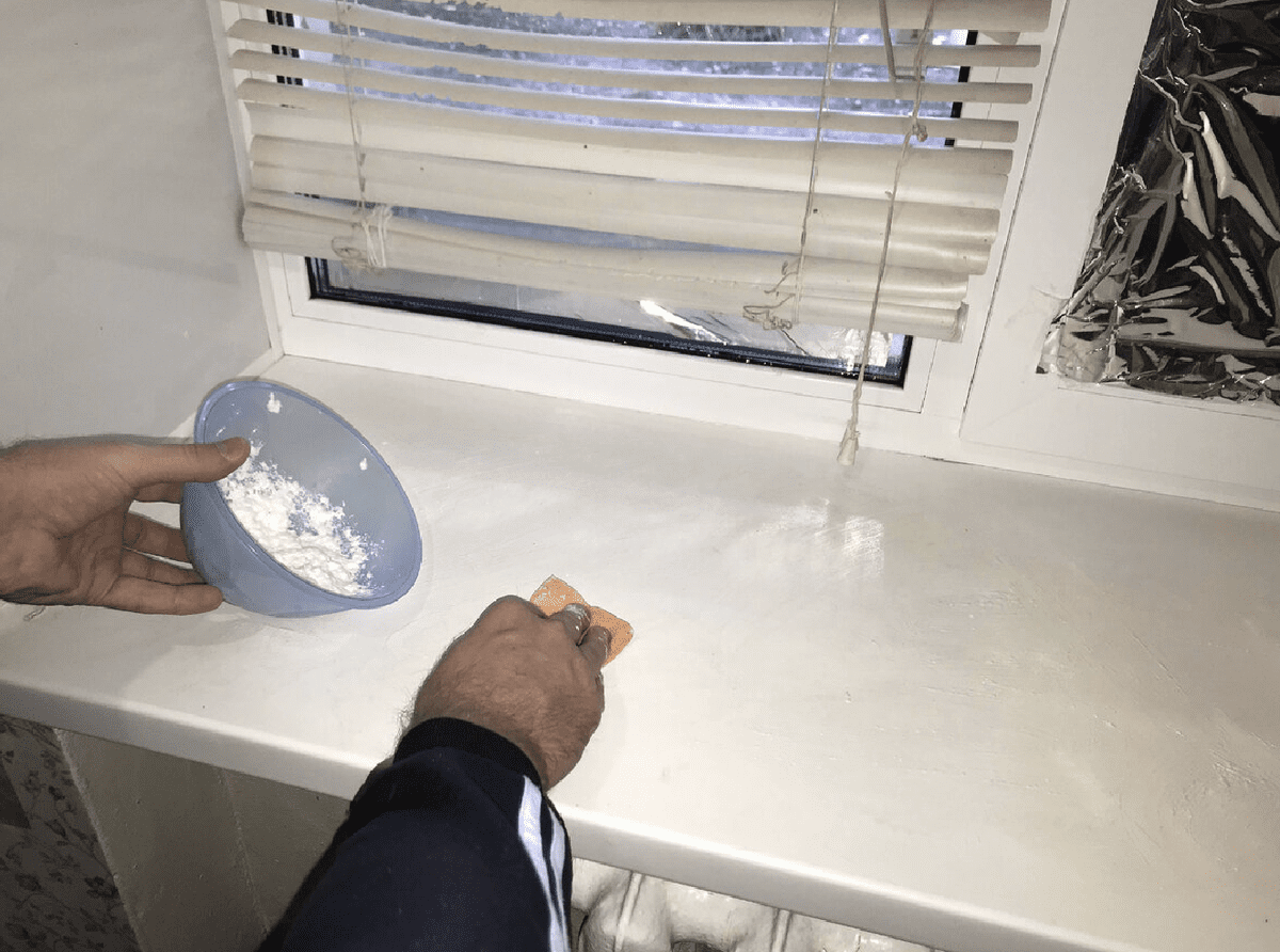 Експерти порадили, як просто та швидко очистити підвіконня від пилу, аби воно стало чистим