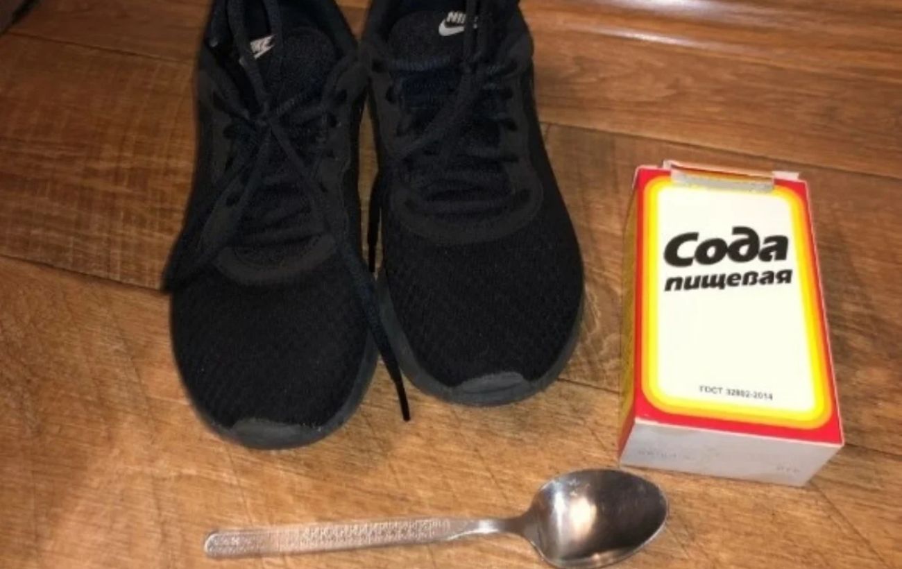 Експерти порадили простий та перевірений спосіб із харчовою содою, як очистити кросівки від запаху