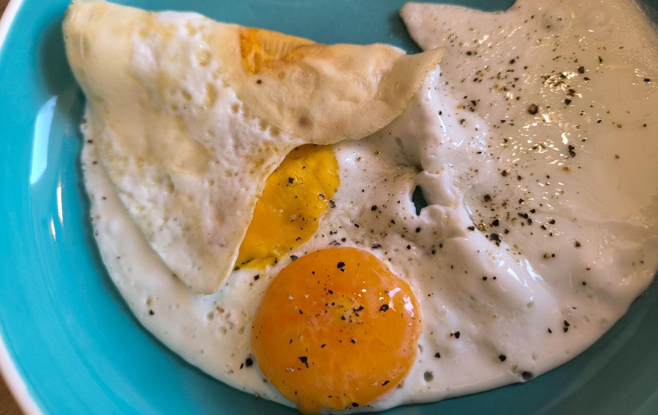 Чим замінити олію при смаженні яєць. Фото: скриншот з відео