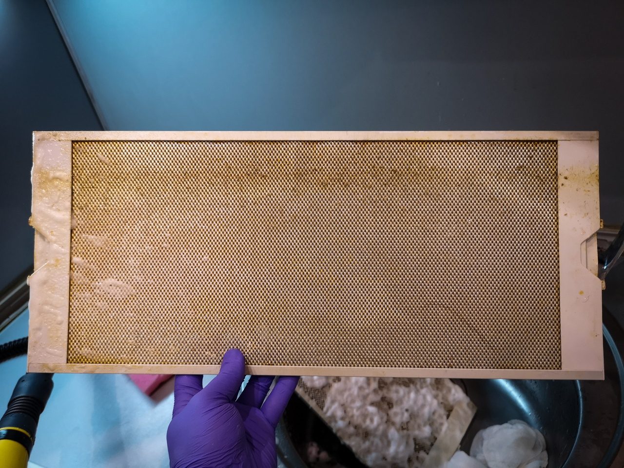 Експерти порадили перевірений спосіб очищення витяжки від жирного нальоту без хімії і тертя