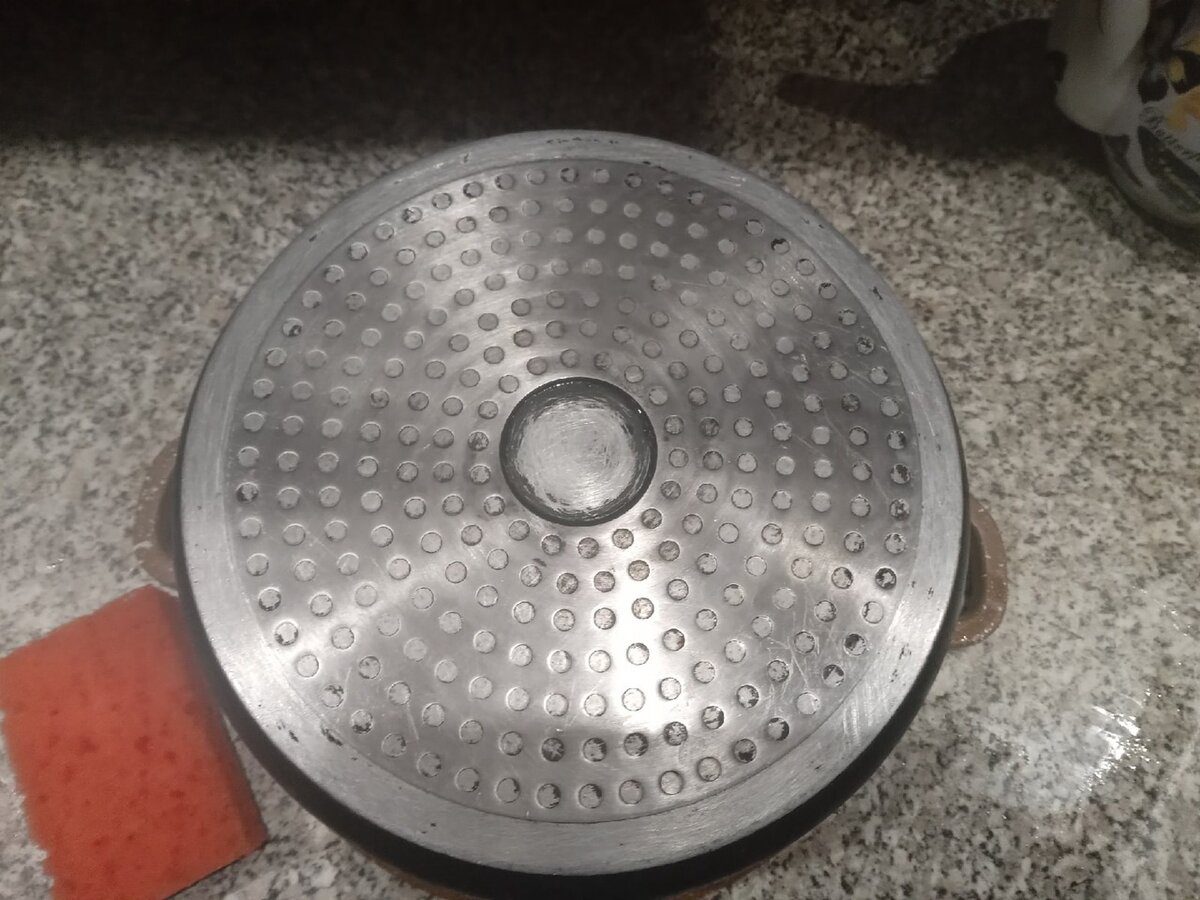 Господині розповіли, як сітка для картоплі допоможе очистити каструлю від нагару та бруду