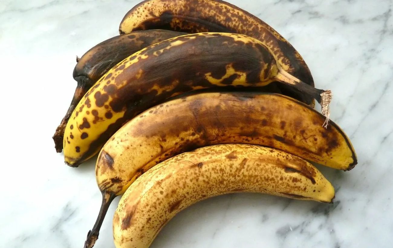 Простий спосіб, щоб банани тижнями не чорніли. Фото: скріншот з відео