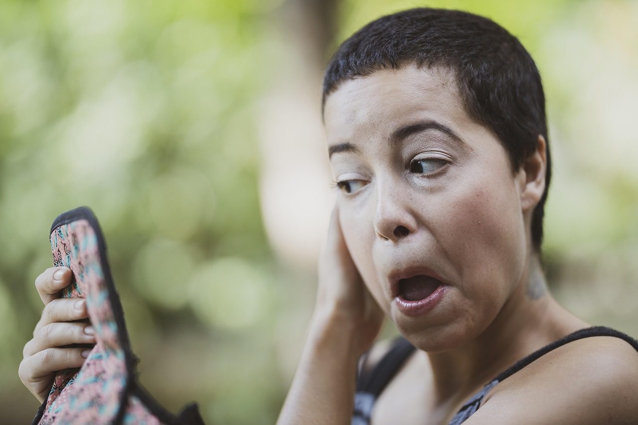 Експерти порадили, як очистити ділянку під очима від темних кіл і мішків простим засобом