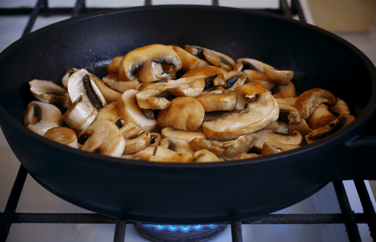 Експерти розповіли, як не дати печерицям випустити багато води під час смаження на сковорідці