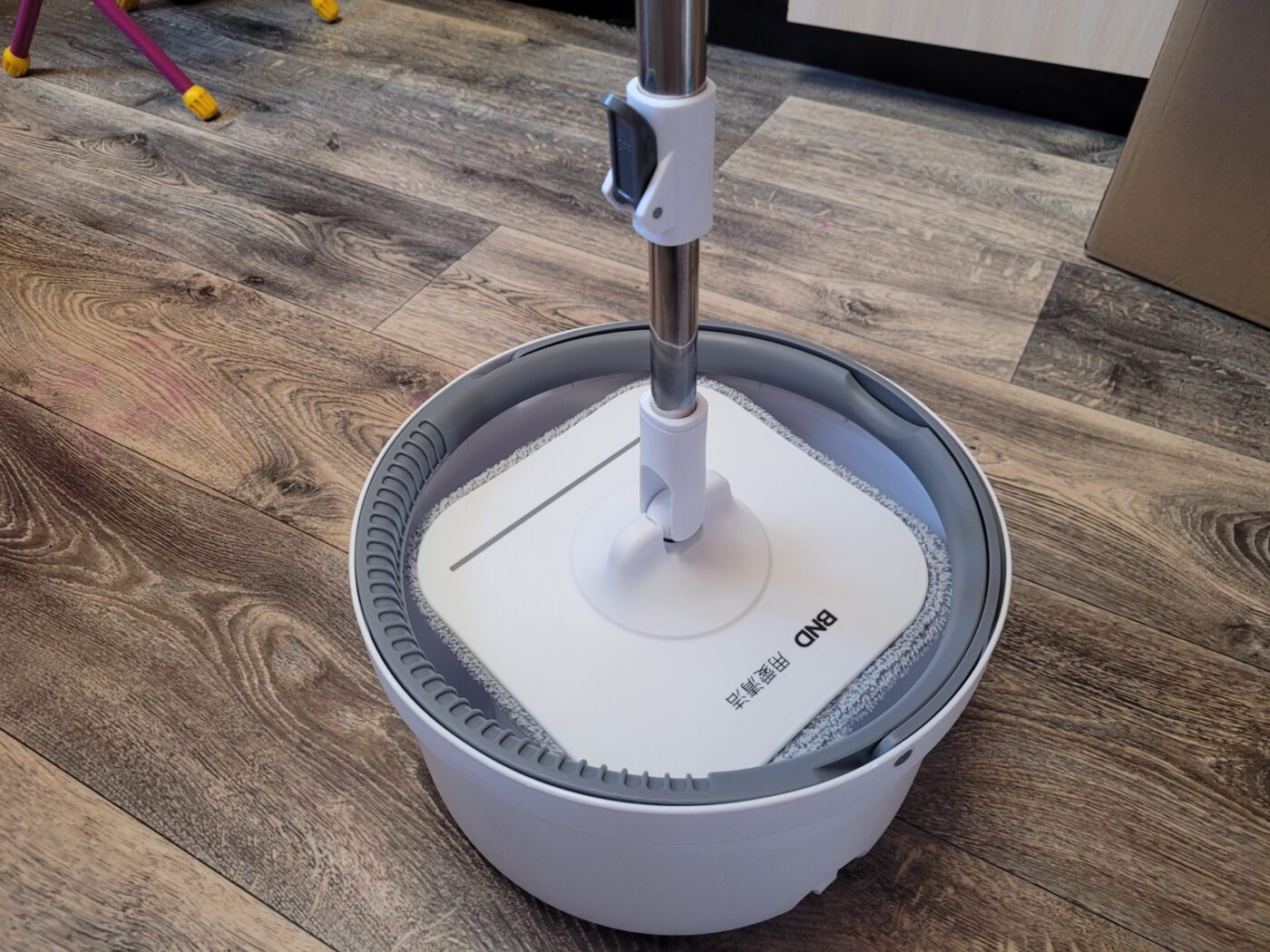 Експерти порадили простий лайфхак, який допоможе очистити простір за диваном від пилу