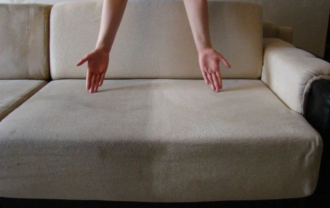 Експерти порадили простий лайфхак, який допоможе очистити простір за диваном від пилу