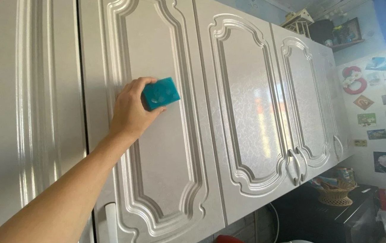 Експерти пояснили, як очистити жир на кухонній шафі за допомогою простого засобу