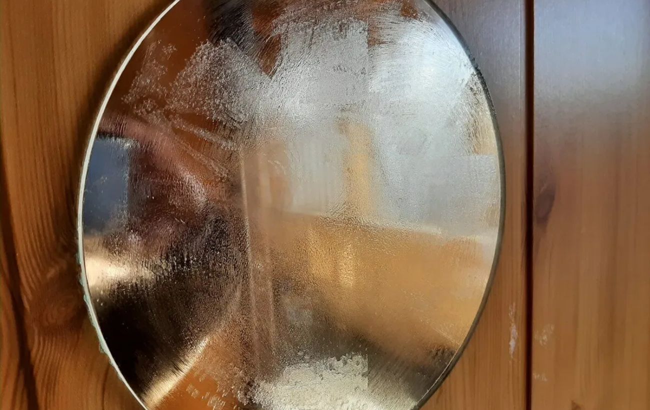 Експерти порадили, як очистити дзеркало від розводів і бруду за допомогою простого засобу