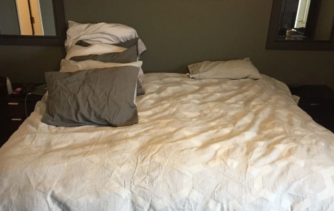 Експерти порадили, як захистити ліжко від пилових кліщів — простий лайфхак із сухим полином