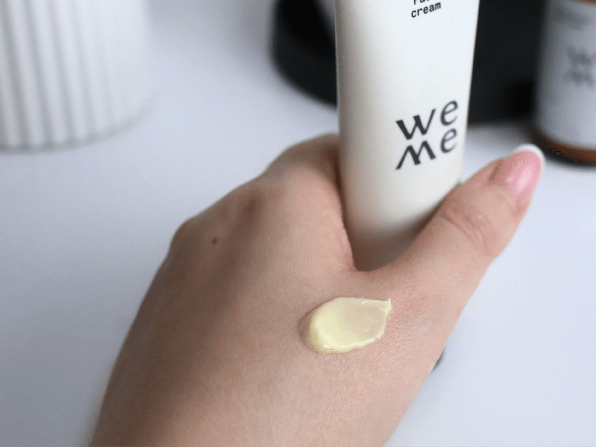 Експерти порадили, що додати у крем для обличчя, аби шкіра розгладжувалась і не було зморшків