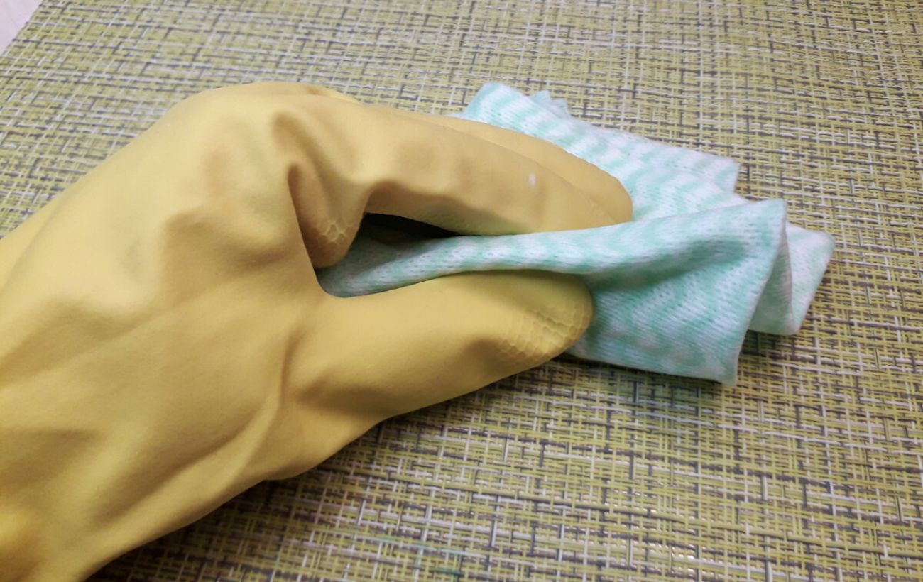 Господині розповіли, як очистити верхні шафи від пилу — корисна порада від знавців побуту