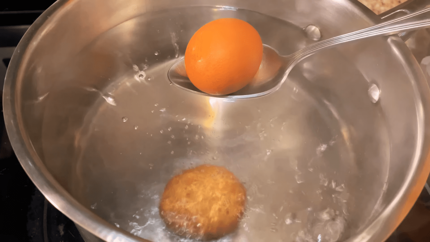 Експерти пояснили, як правильно варити курячі яйця, аби потім дуже легко очистити їх. Фото: YouTube Рецепты в гостях у Вани