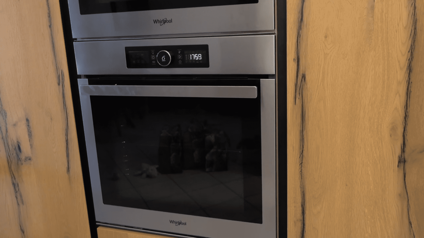Експерти порадили, як очистити духовку від нагару за допомогою простого методу. Фото: YouTube Il Rifugio Perfetto