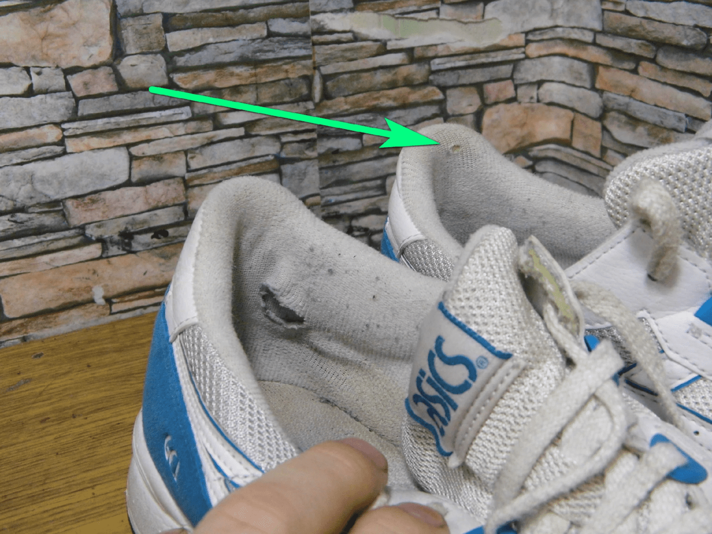 Експерти порадили простий засіб, який допоможе захистити взуття від намокання навесні