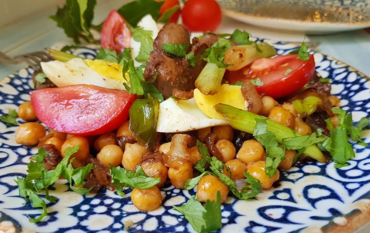 Господині розповіли, як готувати смачний салат без варіння овочів, аби його смак вразив кожного