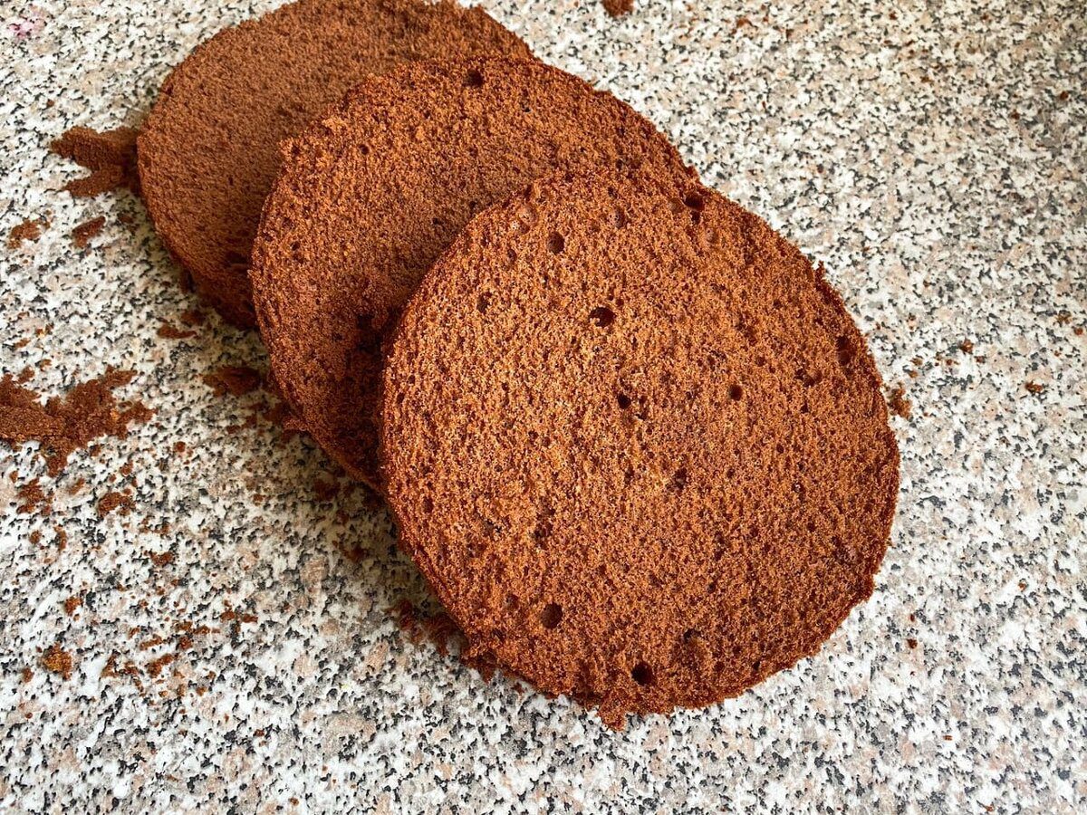 Господині розповіли, як приготувати пишний і смачний бісквіт, який не буде опадати — рецепт