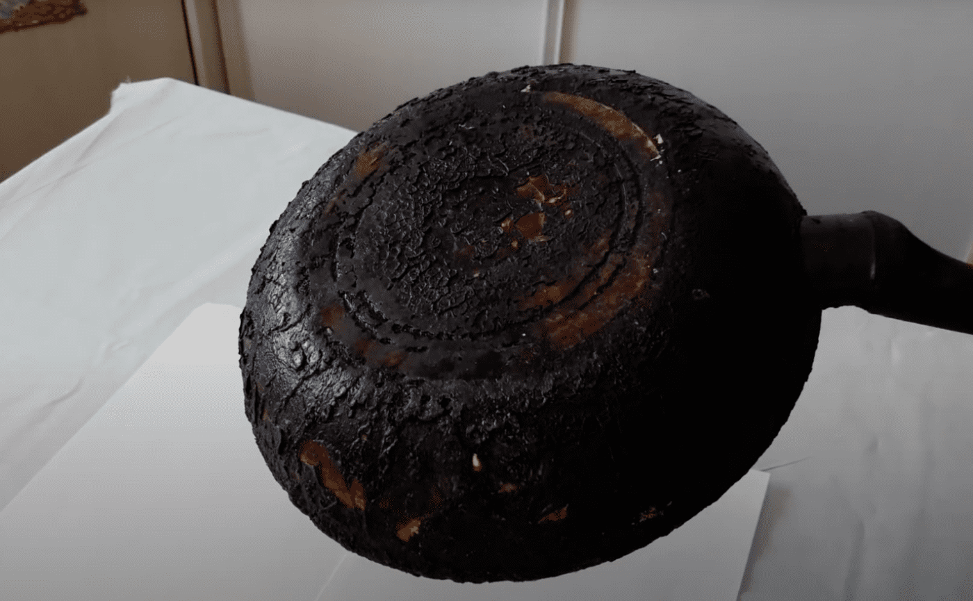 Експерти порадили, який засіб допоможе очистити сковорідку від нагару до ідеального блиску