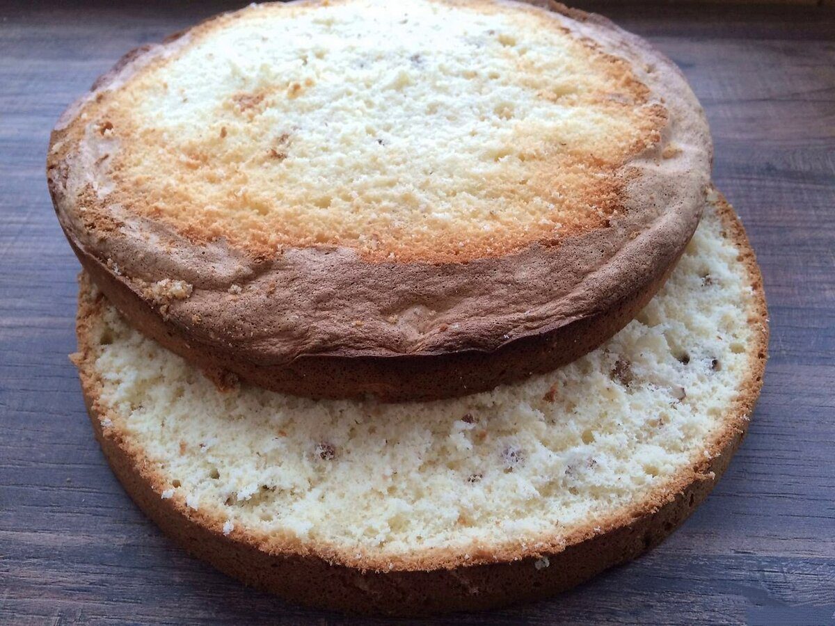 Господині розповіли, як приготувати пишний і смачний бісквіт, який не буде опадати — рецепт