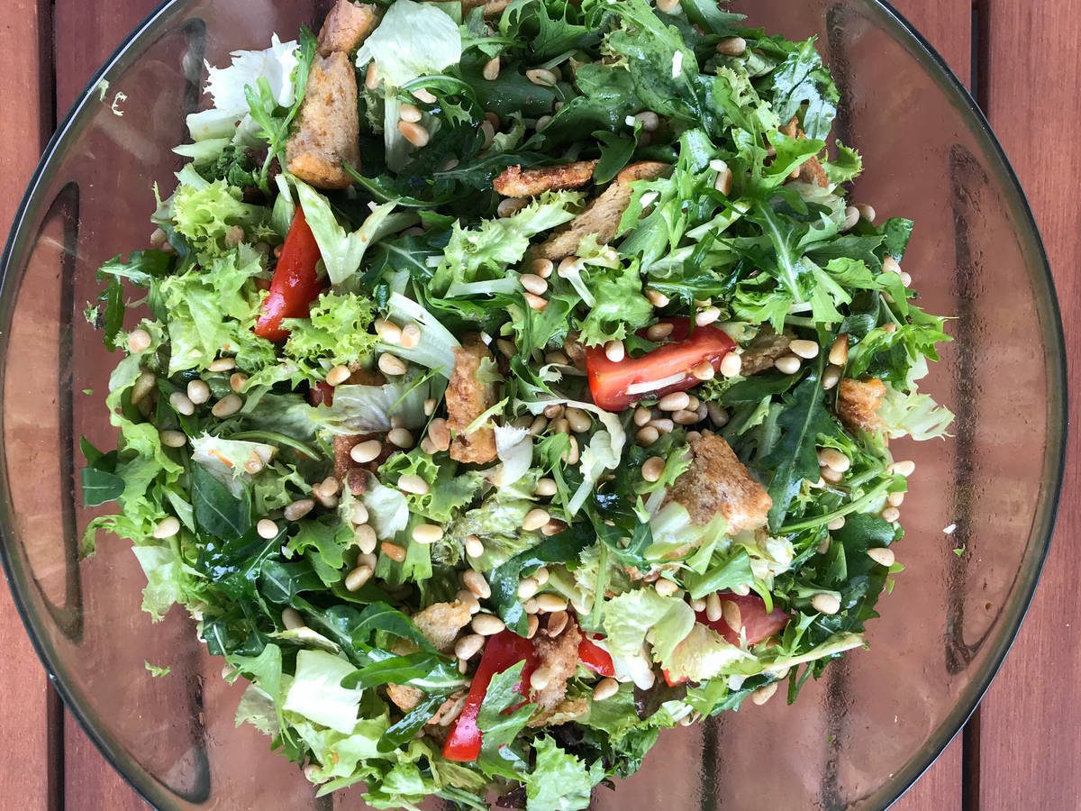 Господині розповіли, як готувати смачний салат без варіння овочів, аби його смак вразив кожного