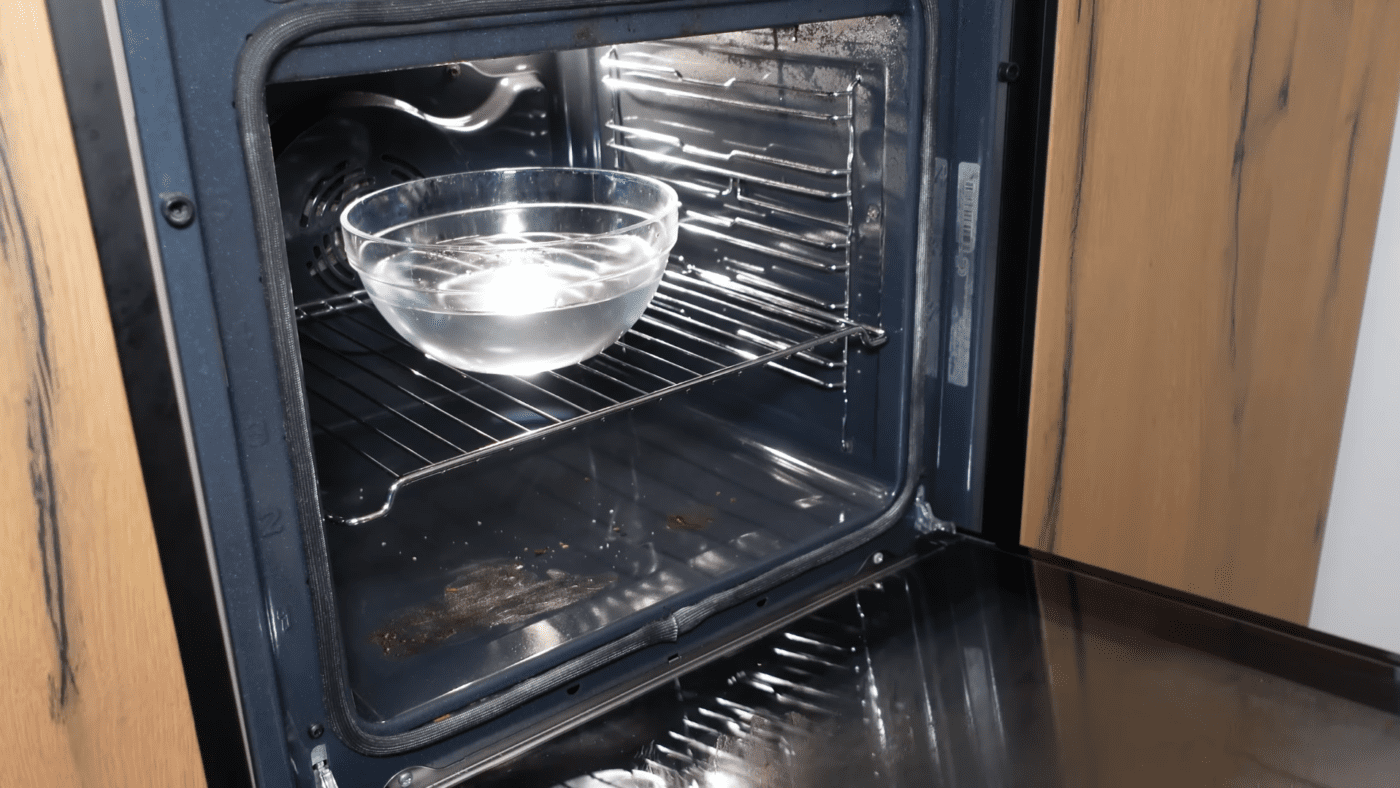 Експерти порадили, як очистити духовку від нагару за допомогою простого методу. Фото: YouTube Il Rifugio Perfetto