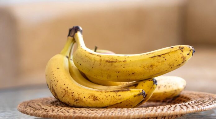 Господині розповіли простий спосіб, щоб банани тижнями не чорніли. Фото: скріншот з відео