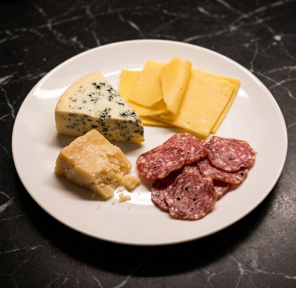 Чому не можна їсти твердий сир та ковбасу перед сном