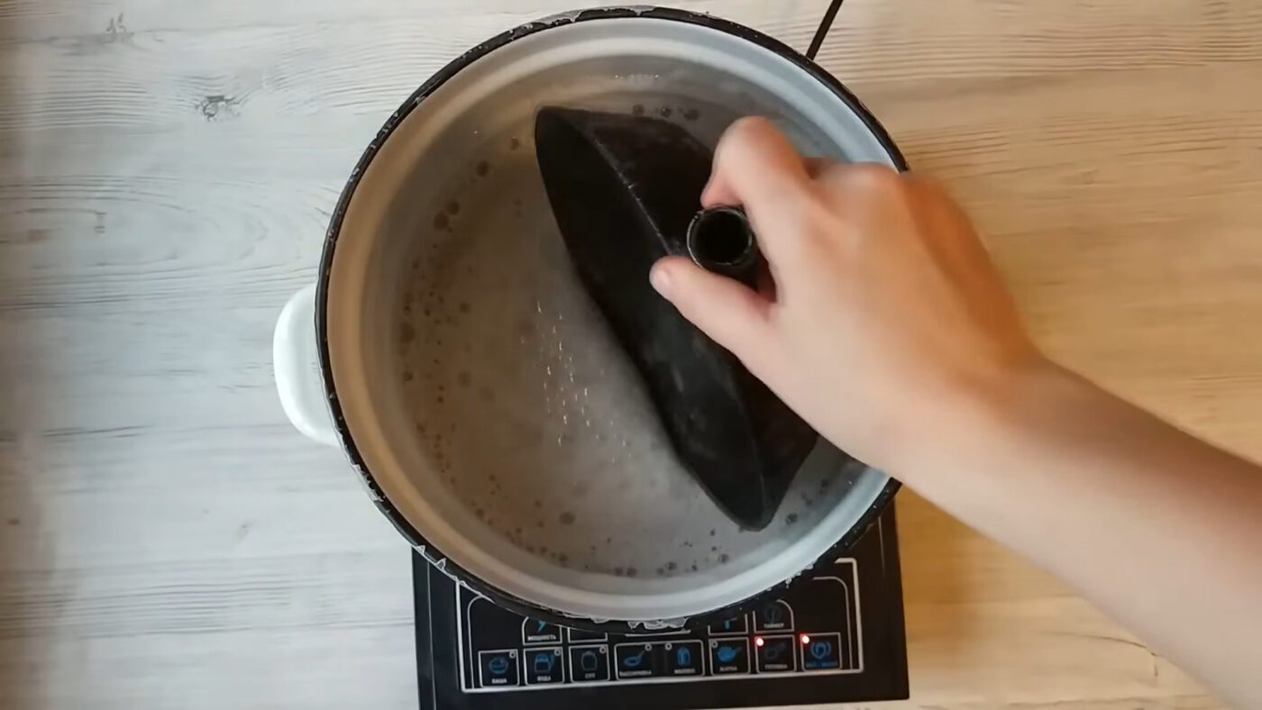 Як прибрати багаторічний нагар з чавунної сковорідки без тертя