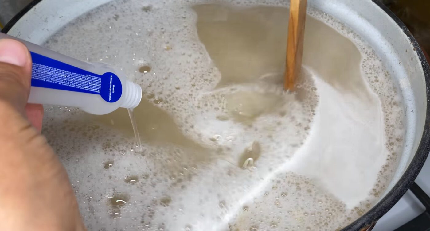 Як швидко та без тертя прибрати старий нагар зі сковорідок і каструль