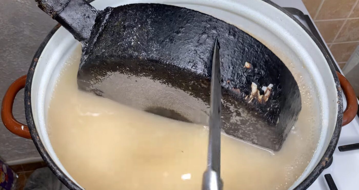 Як швидко та без тертя прибрати старий нагар зі сковорідок і каструль